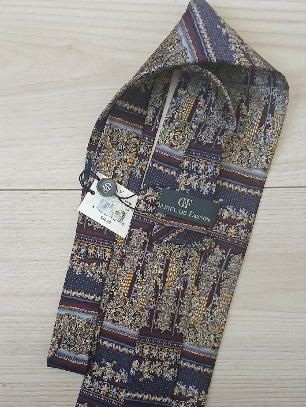 NWT Daniel De FASSON Ornate Burgundy and Gold Patterned Men's Neck Tie.